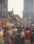 605880 Afbeelding van een demonstratie tegen de voorgenomen bezuinigingen op de studiefinanciering op de Stadhuisbrug ...